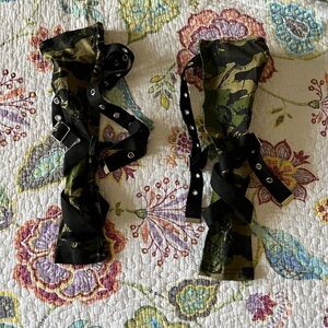 Camouflage Arm Warmers with Black Straps
